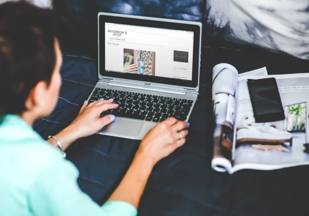 cara membangun autoritas lewat artikel person writing article on