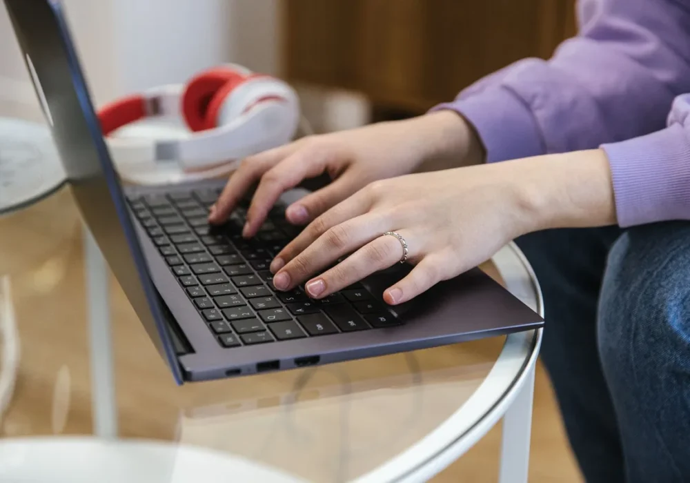 cara membangun personal brand lewat blog person writing on