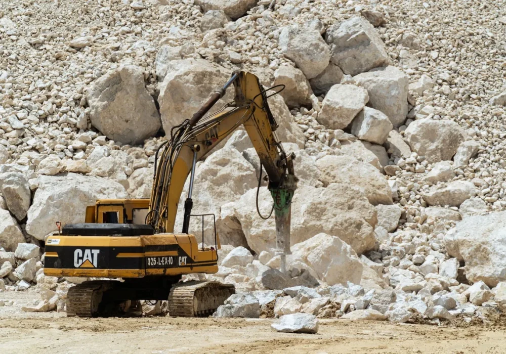batu palu industrial hammer mill crushing rock